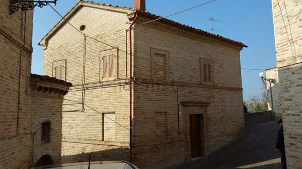 pentavano in vendita a Monsampietro Morico in zona Sant'Elpidio Morico
