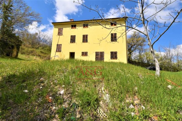 casa indipendente in vendita a Montefalcone Appennino