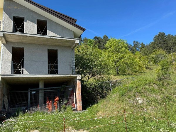 casa indipendente in vendita a Montefalcone Appennino