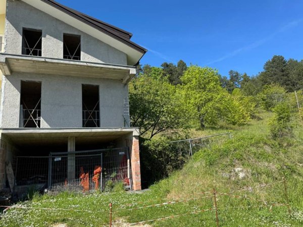 casa indipendente in vendita a Montefalcone Appennino