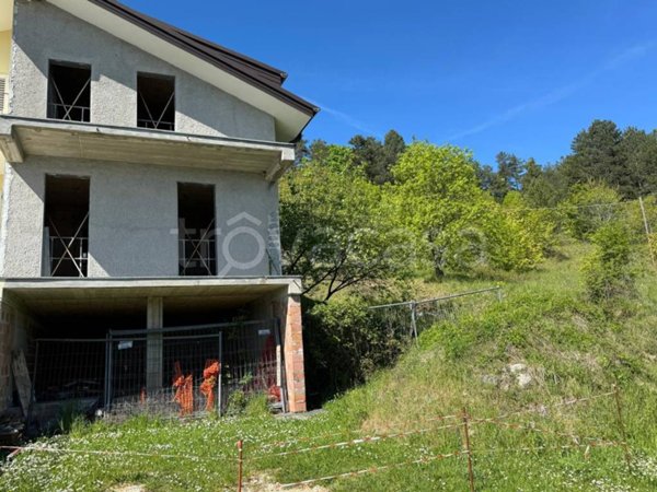 casa indipendente in vendita a Montefalcone Appennino