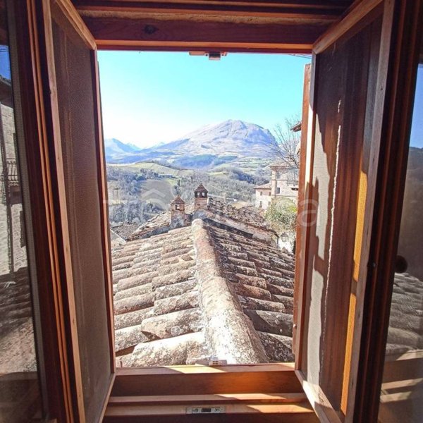 casa indipendente in vendita a Montefortino in zona Santa Lucia