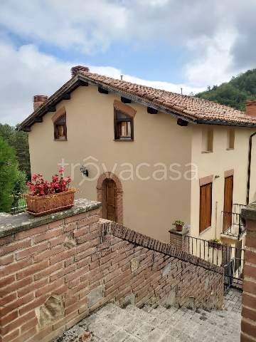 casa indipendente in vendita a Montefortino in zona Montazzolino