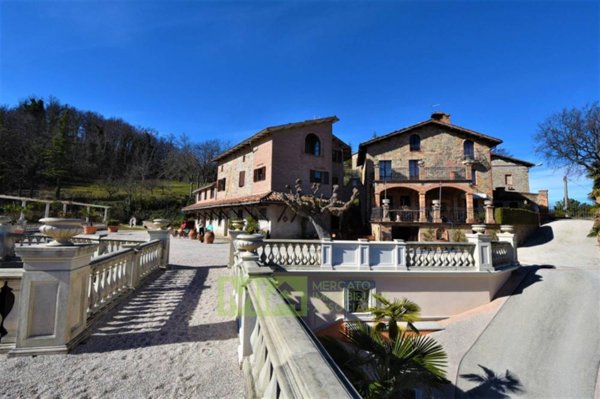 villa in vendita a Montefortino in zona Ambro