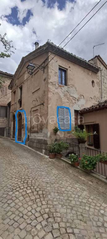 appartamento in vendita a Montefortino in zona Santa Lucia