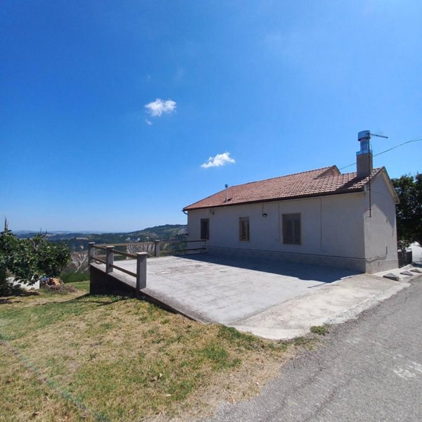 casa indipendente in vendita a Montefortino