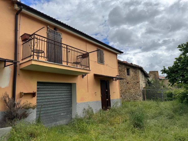 casa indipendente in vendita a Montefortino in zona Serra