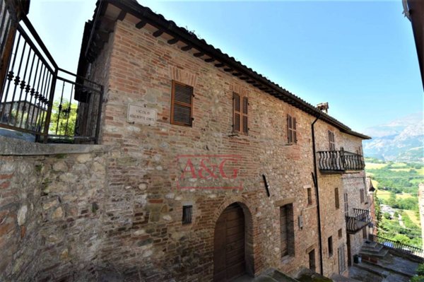 appartamento in vendita a Montefortino in zona Ambro