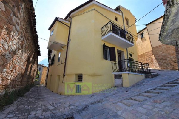 casa indipendente in vendita a Montefortino