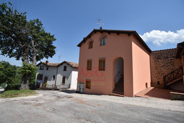 appartamento in vendita a Montefortino in zona Montazzolino