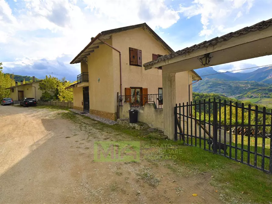 casa indipendente in vendita a Montefortino in zona Montazzolino