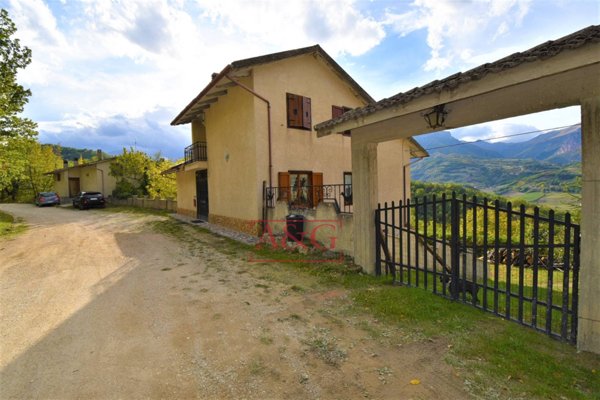 casa indipendente in vendita a Montefortino