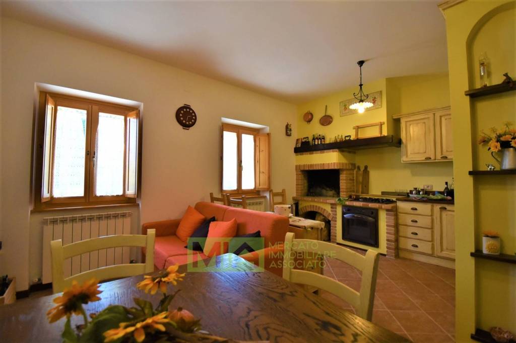 appartamento in vendita a Montefortino in zona Montazzolino