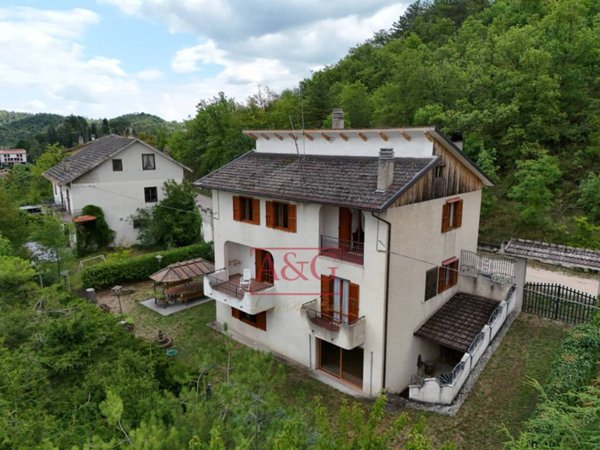 casa indipendente in vendita a Montefortino in zona Ambro