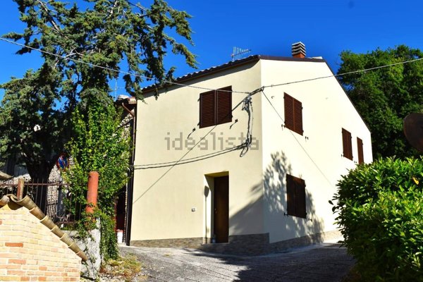 casa indipendente in vendita a Montefortino in zona Vetice