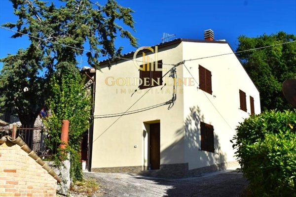 casa indipendente in vendita a Montefortino in zona Vetice