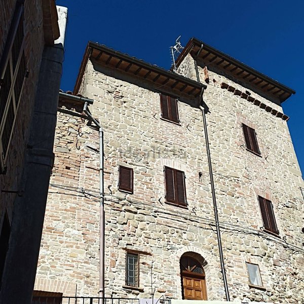 esavano in vendita a Montefortino in zona Santa Lucia