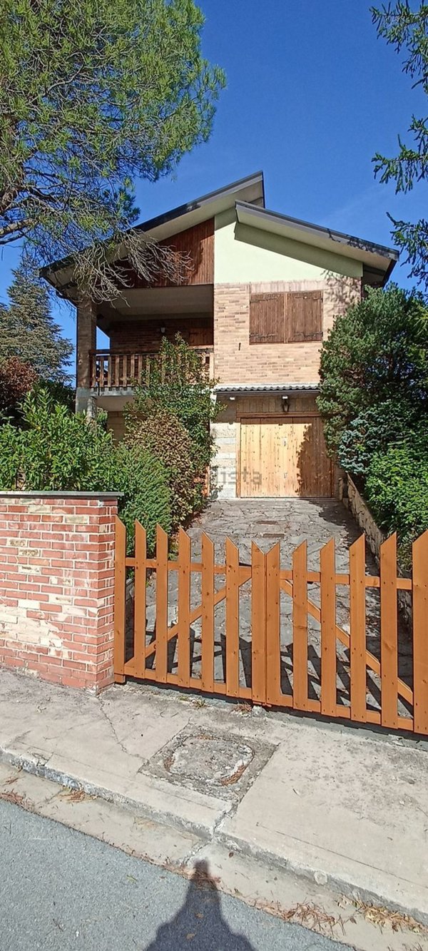 casa indipendente in vendita a Montefortino in zona Colmartese