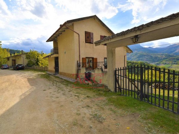 casa indipendente in vendita a Montefortino