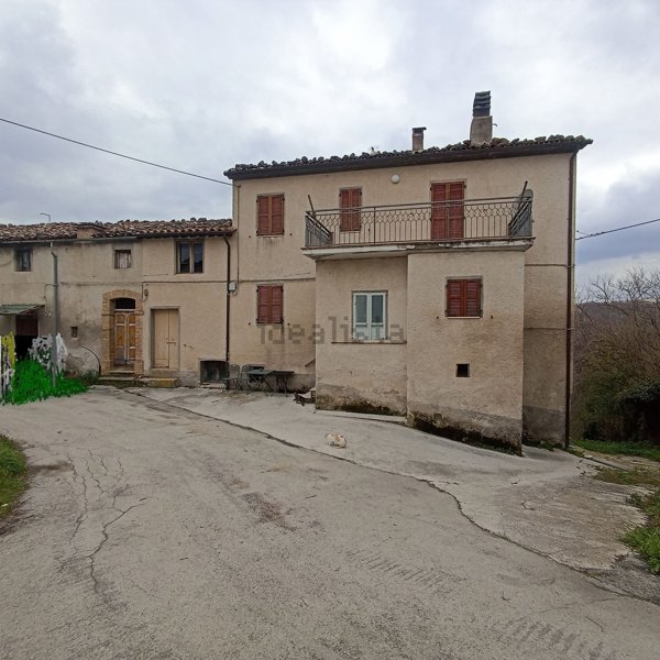 casale in vendita a Montefortino in zona Cerretana