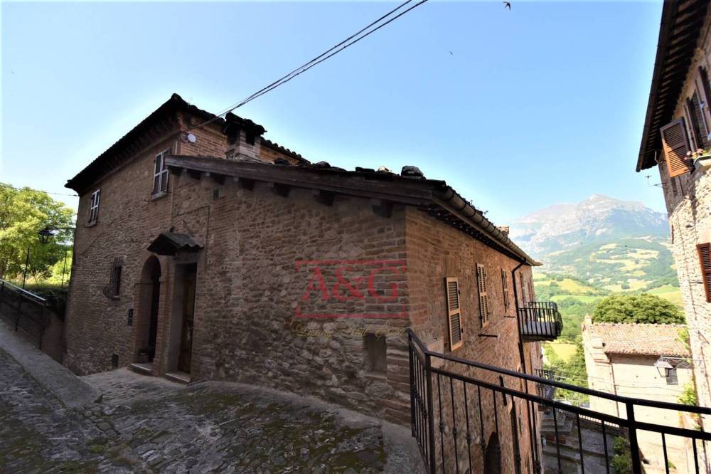 appartamento in vendita a Montefortino in zona Ambro
