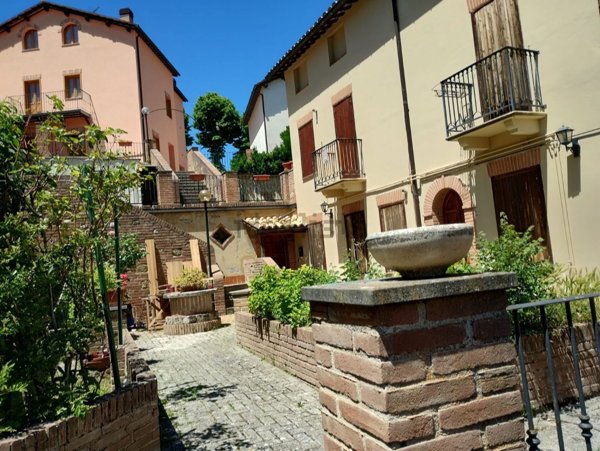 appartamento in vendita a Montefortino in zona Montazzolino
