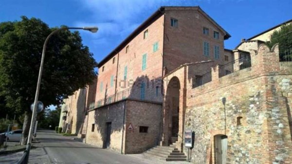 casa indipendente in vendita a Montefortino in zona Montazzolino