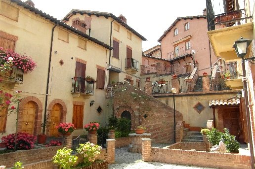 appartamento in vendita a Montefortino in zona Montazzolino