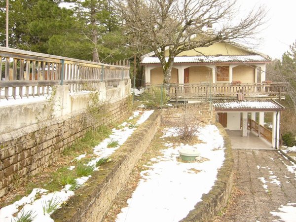 appartamento in vendita a Montefortino in zona Montazzolino