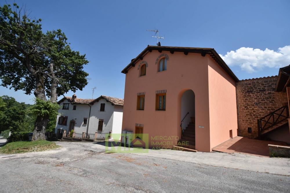 appartamento in vendita a Montefortino in zona Montazzolino
