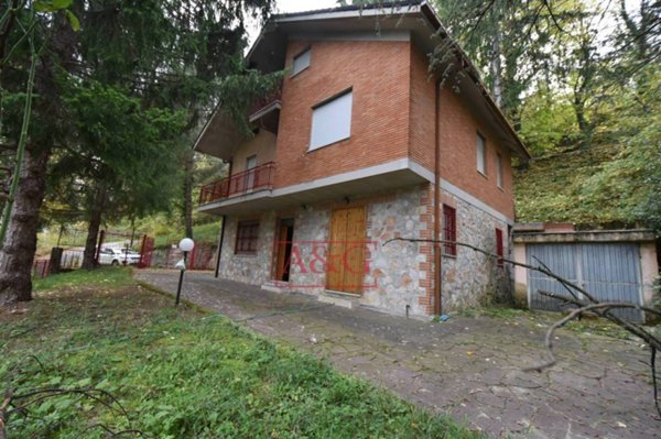 casa indipendente in vendita a Montefortino in zona Montazzolino