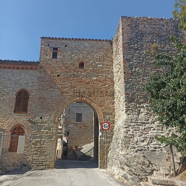 appartamento in vendita a Montefortino in zona Montazzolino