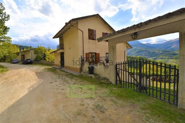 casa indipendente in vendita a Montefortino in zona Montazzolino