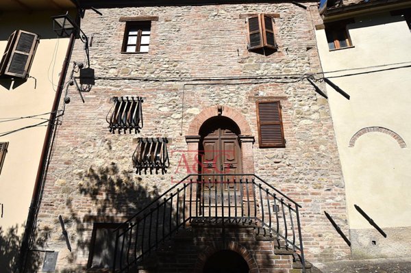 casa indipendente in vendita a Montefortino in zona Montazzolino