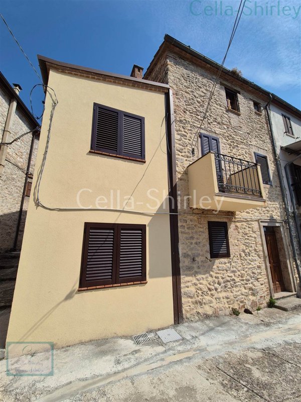casa indipendente in vendita a Montefortino in zona Piedivalle