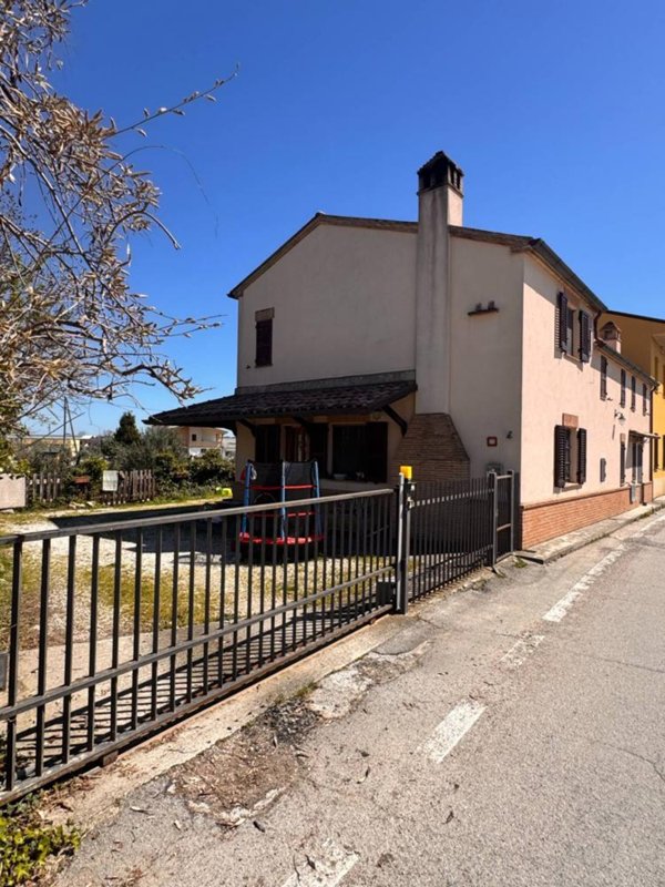casa indipendente in vendita a Montegiorgio