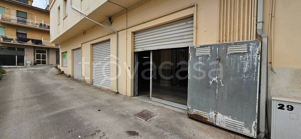locale commerciale in vendita a Montegranaro