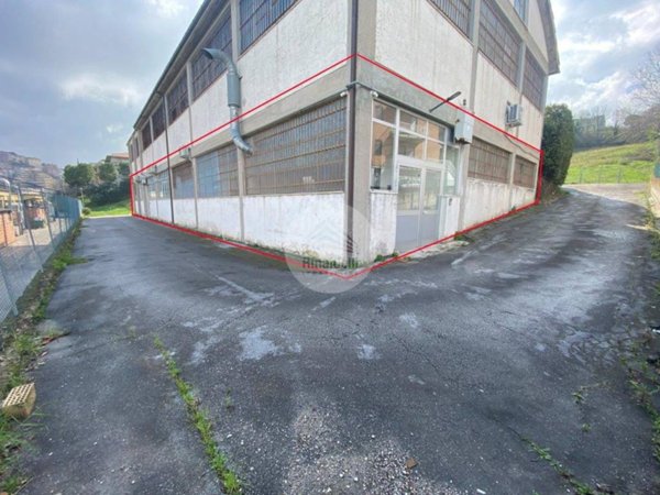 locale commerciale in vendita a Montegranaro