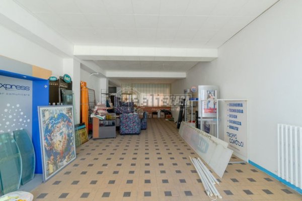 locale commerciale in vendita a Montegranaro