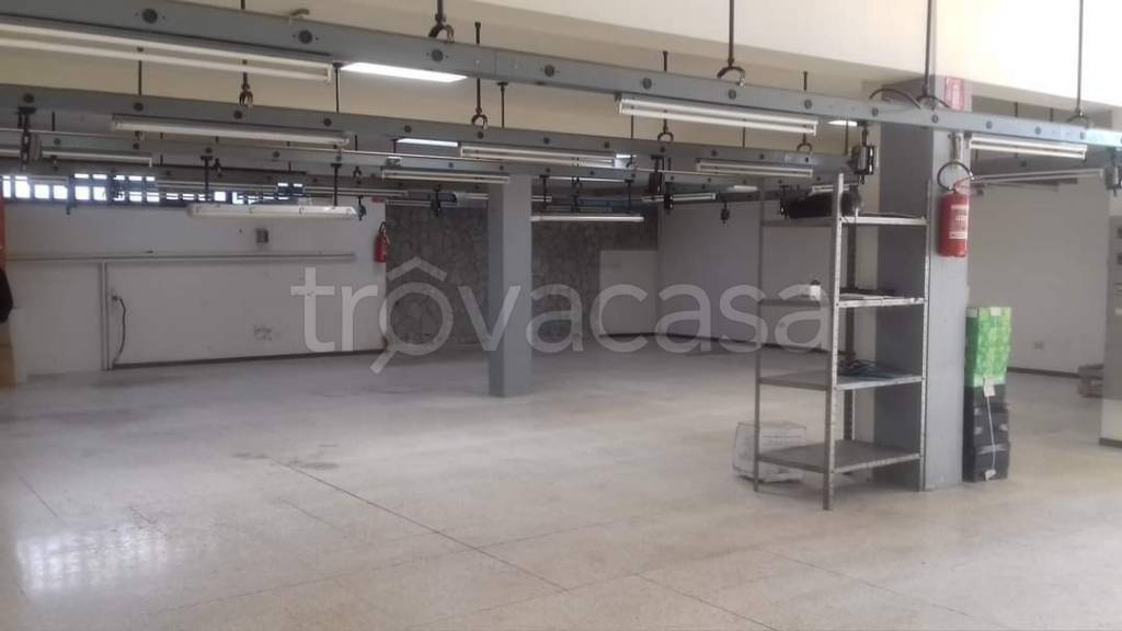 locale commerciale in vendita a Montegranaro