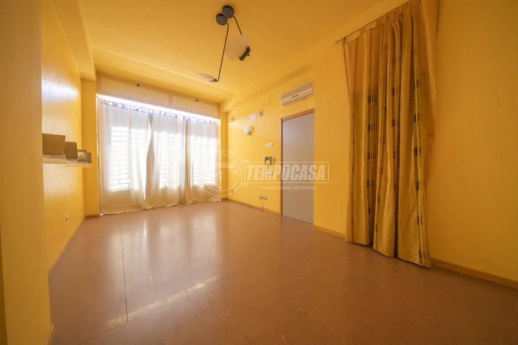 locale di sgombero in vendita a Montegranaro
