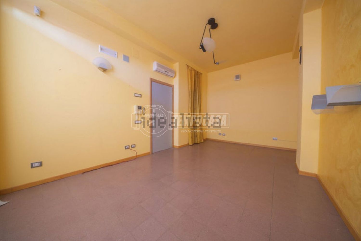 locale di sgombero in vendita a Montegranaro