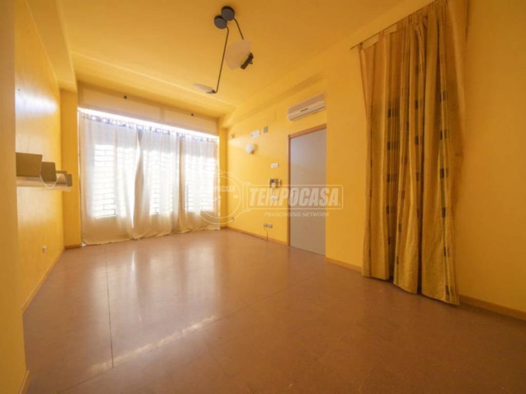 locale commerciale in vendita a Montegranaro