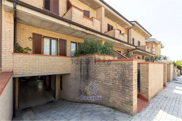 casa indipendente in vendita a Montegranaro in zona Santa Leandra