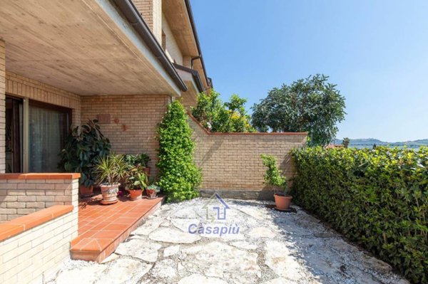casa indipendente in vendita a Montegranaro in zona Santa Leandra