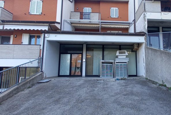 negozio in vendita a Montegranaro