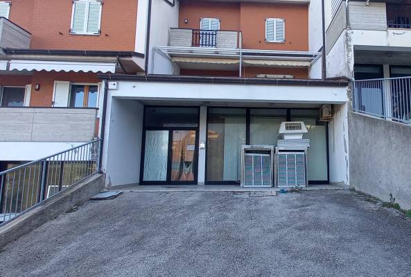 negozio in vendita a Montegranaro