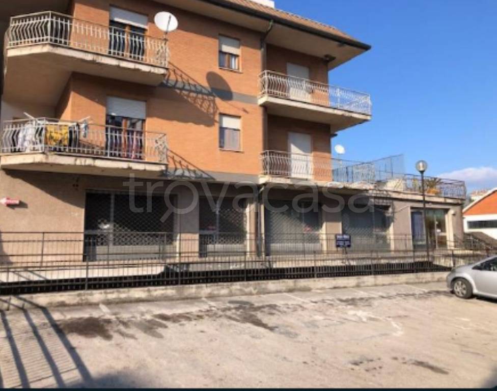 negozio in vendita a Montegranaro