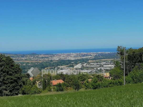 negozio in vendita a Montegranaro in zona Villa Luciani