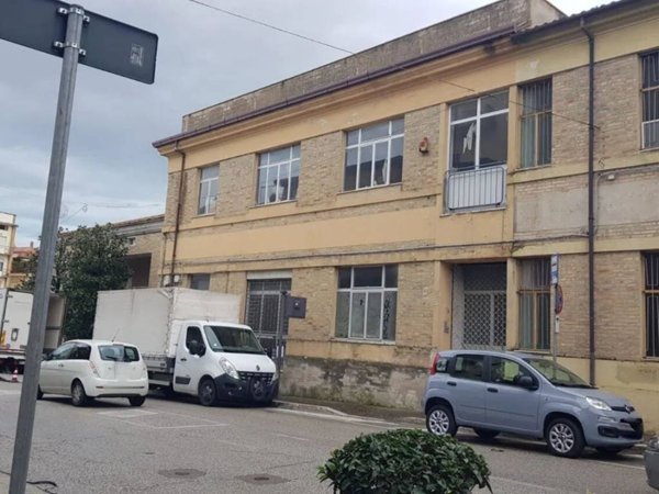negozio in vendita a Montegranaro